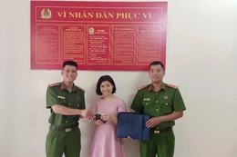 Nhặt được túi xách, 2 cán bộ công an xã Hoằng Hóa trả lại cho người đánh rơi