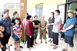 Lãnh đạo Ủy ban MTTQ tỉnh trao quà cho người dân xã Yên Nhân bị ảnh hưởng nghiêm trọng do sạt lở