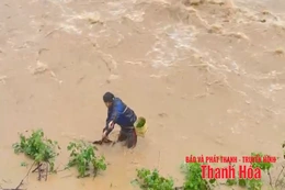 Một số người dân xã Yên Thắng bất chấp mưa lũ ra sông vớt cá