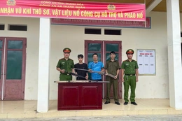 Công an xã Thanh Quân tuyên truyền, vận động người dân giao nộp vũ khí tự chế