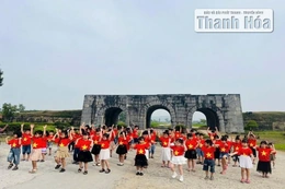 Thành nhà Hồ thu hút đông đảo du khách trong kỳ nghỉ lễ