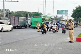Yêu cầu cán bộ, chiến sỹ làm nhiệm vụ chỉ huy giao thông không dừng phương tiện