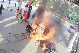Cận cảnh ôtô làm đổ trụ bơm xăng, gây cháy dữ dội