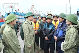 Chủ tịch UBND tỉnh Nguyễn Hoài Anh kiểm tra công tác ứng phó bão số 10 tại các phường Hải Bình, Tĩnh Gia