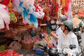 Đồ chơi trung thu truyền thống lên ngôi giữa nhịp sống hiện đại