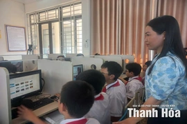 Con dao hai lưỡi khi giao điện thoại cho con tự học