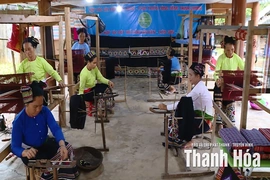 Nét độc đáo trên chiếc khăn piêu của người Thái