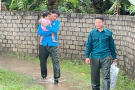 Đoàn viên thanh niên hỗ trợ người dân chống bão số 10