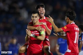Tiến Linh vừa ghi bàn vừa phản lưới khi gặp đội cũ; Vì sao PSG không dự gala Quả bóng Vàng?