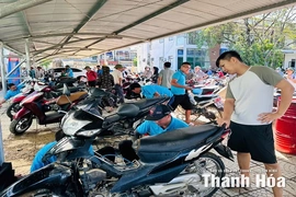 Những người thợ xông pha vùng lũ...