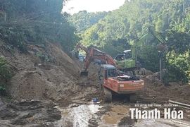 Khắc phục sạt lở, đảm bảo giao thông thông suốt