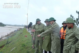 Chủ tịch UBND tỉnh Nguyễn Hoài Anh kiểm tra sự cố đê tại phường Quảng Phú