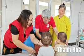 Hội Chữ thập đỏ trao quà trung thu cho trẻ em có hoàn cảnh khó khăn