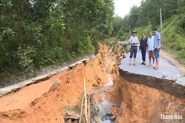 Đường liên xã Xuân Chinh - Thắng Lộc “nát tươm” sau bão số 10