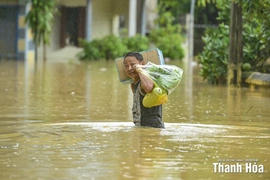 Lũ tràn về trong đêm, hàng trăm nhà dân xã Xuân Lập ngập trong nước