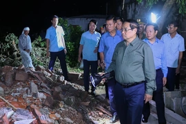 Thủ tướng viếng những người thiệt mạng, thăm hỏi người dân bị thiệt hại do lốc xoáy tại Ninh Bình