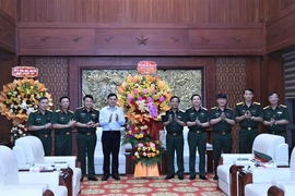 Chủ tịch UBND tỉnh Nguyễn Hoài Anh chúc mừng Bộ Tư lệnh Quân khu 4 nhân ngày truyền thống