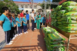 Trao quà cho học sinh Trường THCS Dân tộc nội trú Thạch Thành