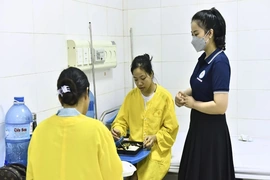 Người dân vui mừng khi được chăm sóc sức khỏe bền vững