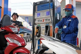 Giá xăng dầu đồng loạt giảm, mặt hàng RON95-III về ngưỡng 19.729 đồng/lít