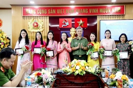Công an Thanh Hóa gặp mặt và trao tặng Kỷ niệm chương “Vì sự phát triển của phụ nữ Việt Nam”