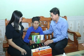 Chủ tịch UBND tỉnh Nguyễn Hoài Anh thăm, tặng quà Mẹ Việt Nam Anh hùng; kiểm tra một số dự án, công trình tại xã Trung Hạ và Tam Thanh