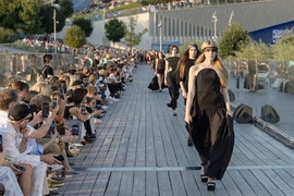 Moscow  Fashion Week: Tín hiệu cho xu hướng mới – Sự kết hợp giữa Trí tuệ nhân tạo và Di sản dân gian
