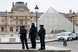 Pháp truy lùng 4 đối tượng lấy cắp nhiều báu vật Hoàng gia ở Bảo tàng Louvre