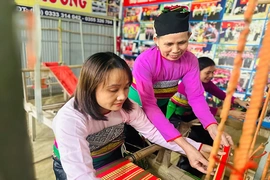 Người lưu giữ bản sắc văn hóa dân tộc Mường trên những khung cửi