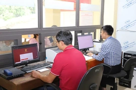 Xuyên trưa giải quyết thủ tục hành chính cho người dân