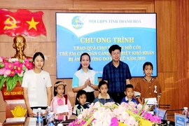 Trao quà cho trẻ mồ côi, trẻ có hoàn cảnh khó khăn tại 2 xã miền núi