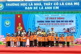 Trao tặng gần 70.000 mũ bảo hiểm cho học sinh lớp 1