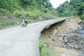 Khắc phục giao thông nông thôn bị thiệt hại do thiên tai