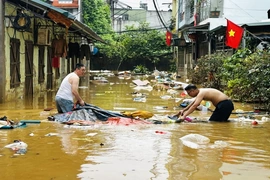 Bộ Y tế yêu cầu kiểm soát chất lượng thực phẩm, nước uống hỗ trợ người dân vùng lũ