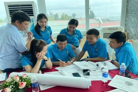 Những người “xóa mù luật” cho công nhân