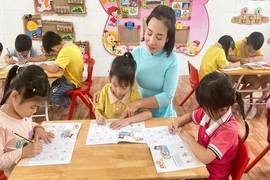 Cô giáo mầm non yêu nghề, mến trẻ