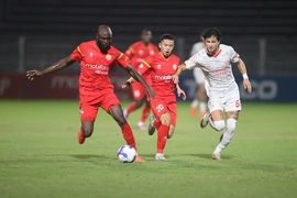 PVF-CAND thoát thua ngoạn mục; Chelsea thắng đậm, Arsenal và MU cùng mất điểm