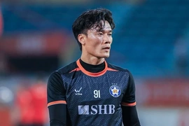 Thủ môn Bùi Tiến Dũng phẫu thuật thành công; MU nhận tin dữ về Mainoo