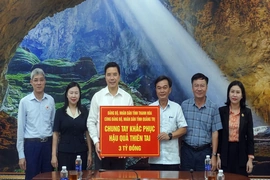 Phó Bí thư Thường trực Tỉnh ủy Nguyễn Hồng Phong thăm hỏi và trao nguồn hỗ trợ người dân Quảng Trị bị ảnh hưởng bởi thiên tai