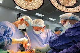 Ca phẫu thuật “hai trong một” giúp bệnh nhân thoái hoá khớp gối nặng đi lại bình thường sau nhiều năm đau đớn