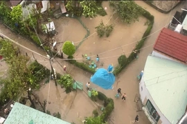 Trực thăng vận chuyển bốn tấn hàng đến người dân vùng lũ