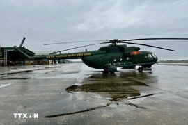 Máy bay Mi-17 mang theo 1,5 tấn lương thực, thực phẩm hỗ trợ nhân dân vùng lũ
