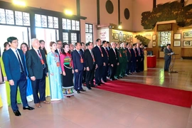 Đoàn đại biểu dự Đại hội MTTQ tỉnh Thanh Hóa lần thứ XVI dâng hương, báo công với Chủ tịch Hồ Chí Minh