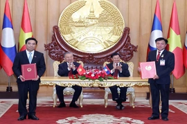 Tổng Bí thư Tô Lâm và Tổng Bí thư, Chủ tịch nước Lào chứng kiến Lễ trao các văn kiện hợp tác