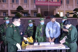 Ngăn chặn “cơn lốc trắng” nơi biên viễn