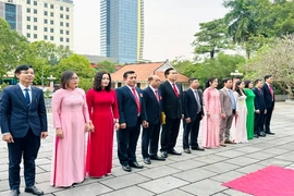 Đoàn đại biểu dự Đại hội HND tỉnh Thanh Hóa lần thứ XII dâng hương, báo công Chủ tịch Hồ Chí Minh