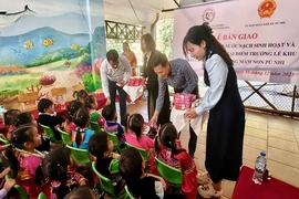 Trao tặng, bàn giao công trình nước sạch và tặng quà cho Trường Mầm non Pù Nhi