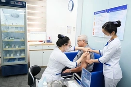 Việt Nam có vaccine RSV công nghệ mới phòng biến chứng viêm phổi ở người cao tuổi