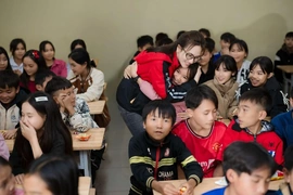 Giáo viên Trường Mầm non Tam Chung phấn khởi khi điểm trường Bản Ón có điện ổn định