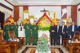 Bộ Tư lệnh Quân khu 4 chúc mừng Tòa giám mục Thanh Hóa